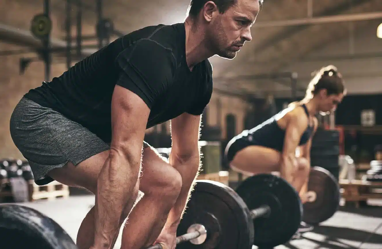 Mann beim Fitnesstraining mit einer Langhantel